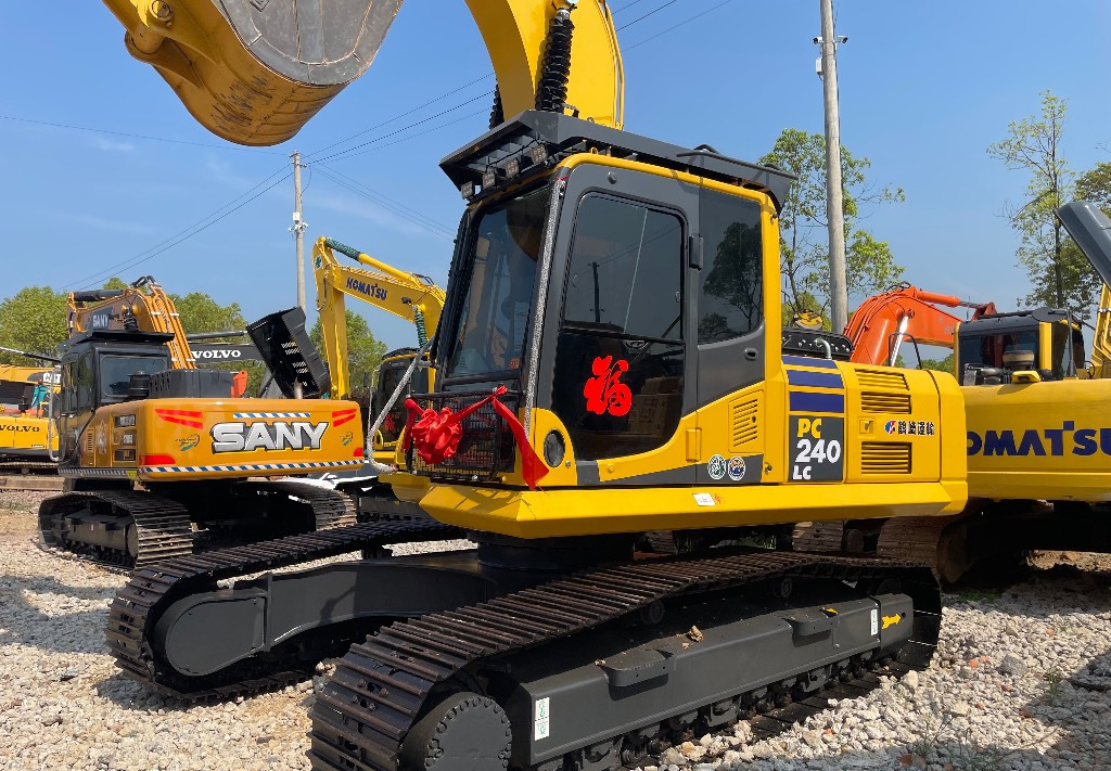 Komatsu PC 240 PC220 PC240-8 - Máy xúc bánh xích: hình 2 Komatsu PC 240 PC220 PC240-8 - Máy xúc bánh xích: hình 2