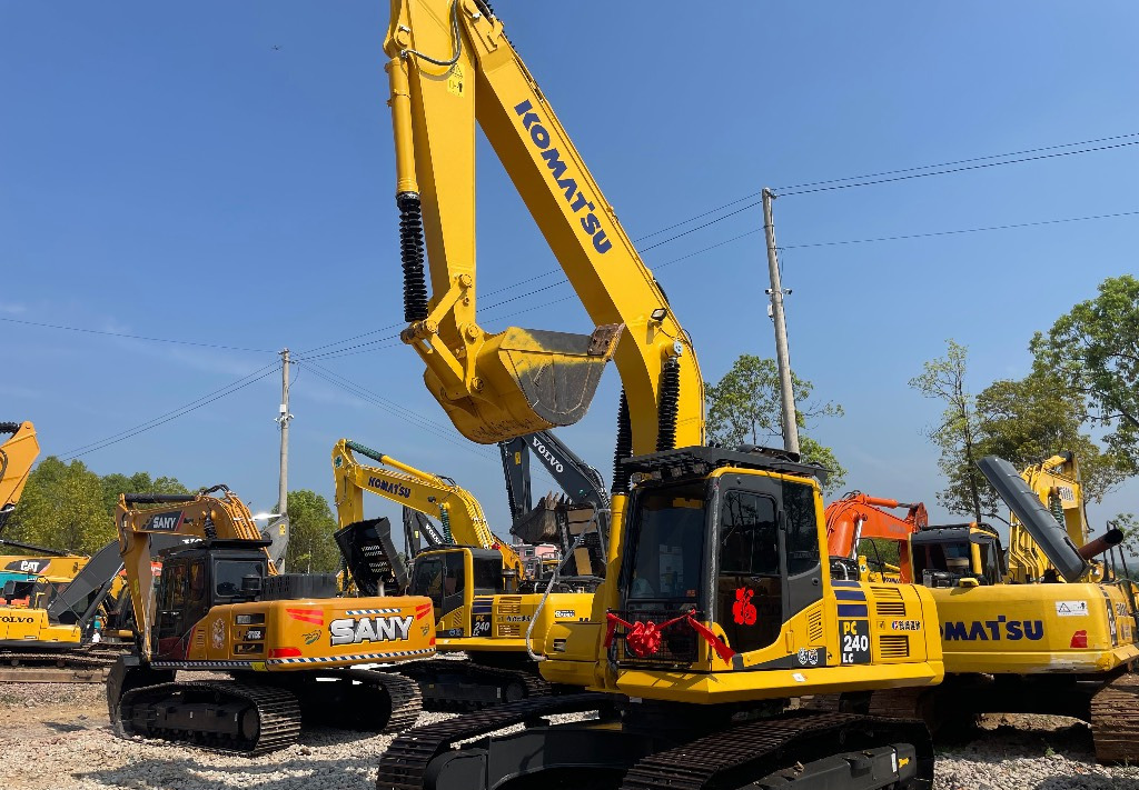 Komatsu PC 240 PC220 PC240-8 - Máy xúc bánh xích: hình 3 Komatsu PC 240 PC220 PC240-8 - Máy xúc bánh xích: hình 3