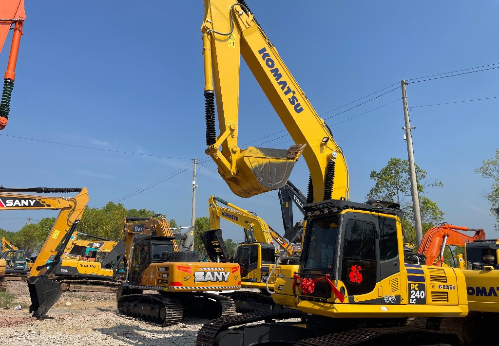 Komatsu PC 240 PC220 PC240-8 - Máy xúc bánh xích: hình 4 Komatsu PC 240 PC220 PC240-8 - Máy xúc bánh xích: hình 4