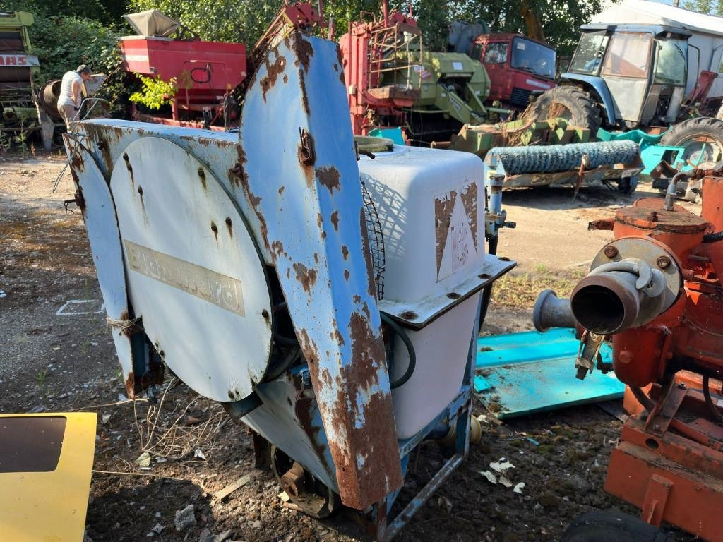 Blanchard 220 - Máy xịt gắn trên máy cày: hình 3 Blanchard 220 - Máy xịt gắn trên máy cày: hình 3