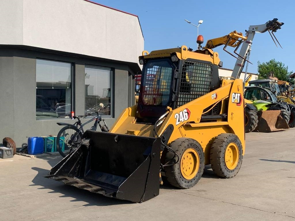 CAT 246 - Máy xúc lật đa năng: hình 1 CAT 246 - Máy xúc lật đa năng: hình 1