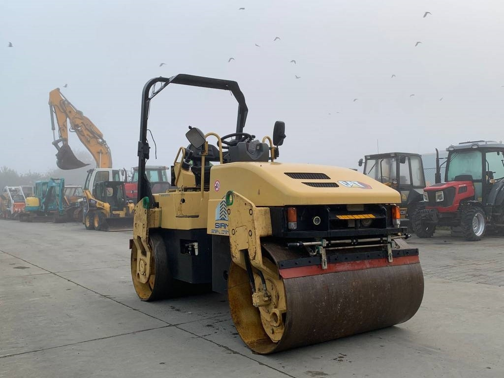 CAT CB 334 E - Máy lăn đường: hình 2 CAT CB 334 E - Máy lăn đường: hình 2