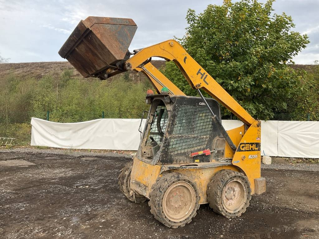 Gehl R 220 - Máy xúc lật đa năng: hình 1 Gehl R 220 - Máy xúc lật đa năng: hình 1