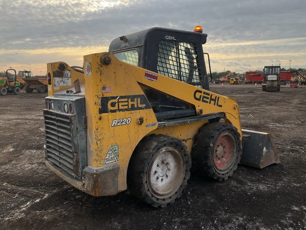 Gehl R 220 - Máy xúc lật đa năng: hình 4 Gehl R 220 - Máy xúc lật đa năng: hình 4