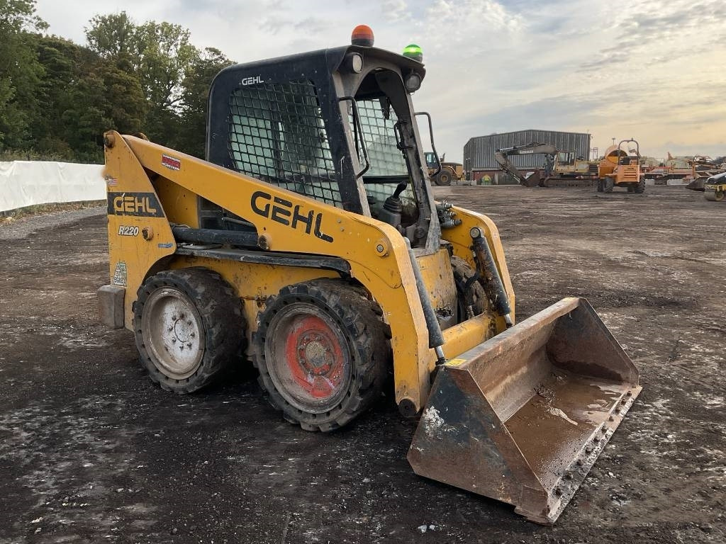 Gehl R 220 - Máy xúc lật đa năng: hình 5 Gehl R 220 - Máy xúc lật đa năng: hình 5