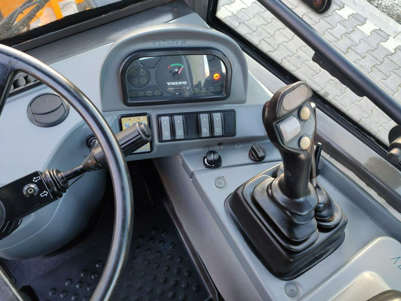 Máy xúc lật bánh lốp Volvo L25B: hình 7
