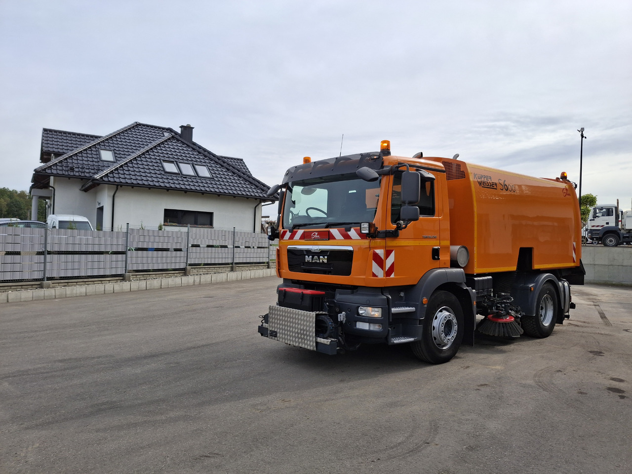MAN TGM 18.250 Zamiatarka Kupper Weisser BROCK 2 Motoren Szczotki L/R PM10 Odchwaszczarka - Xe quét đường: hình 3 MAN TGM 18.250 Zamiatarka Kupper Weisser BROCK 2 Motoren Szczotki L/R PM10 Odchwaszczarka - Xe quét đường: hình 3