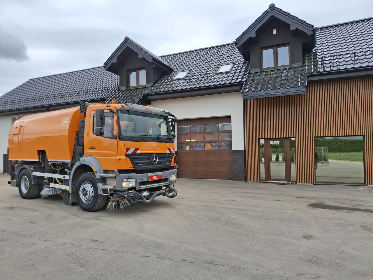 MERCEDES-BENZ Axor 1823 Zamiatarka Kehrmaschine BUCHER 2 Motoren Szczotki L/R Sweeper - Xe quét đường: hình 1 MERCEDES-BENZ Axor 1823 Zamiatarka Kehrmaschine BUCHER 2 Motoren Szczotki L/R Sweeper - Xe quét đường: hình 1