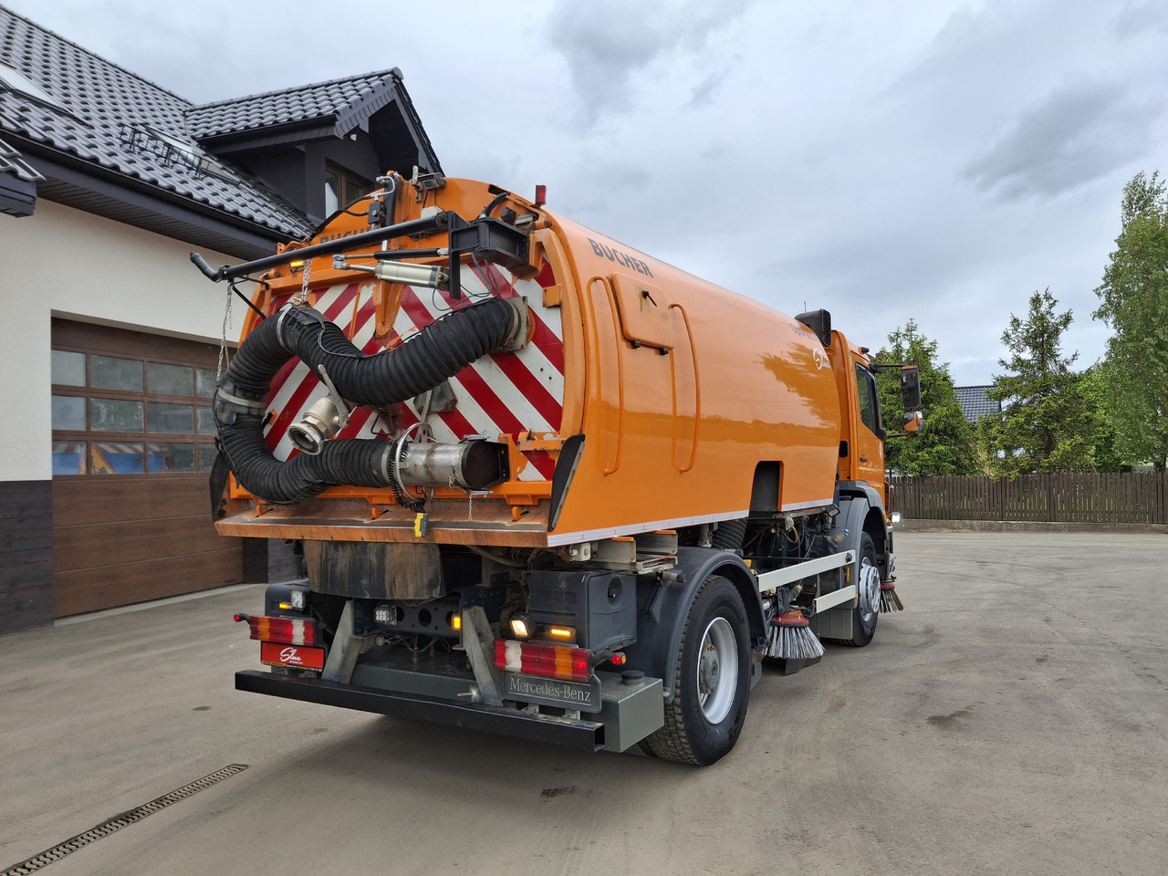 MERCEDES-BENZ Axor 1823 Zamiatarka Kehrmaschine BUCHER 2 Motoren Szczotki L/R Sweeper - Xe quét đường: hình 4 MERCEDES-BENZ Axor 1823 Zamiatarka Kehrmaschine BUCHER 2 Motoren Szczotki L/R Sweeper - Xe quét đường: hình 4