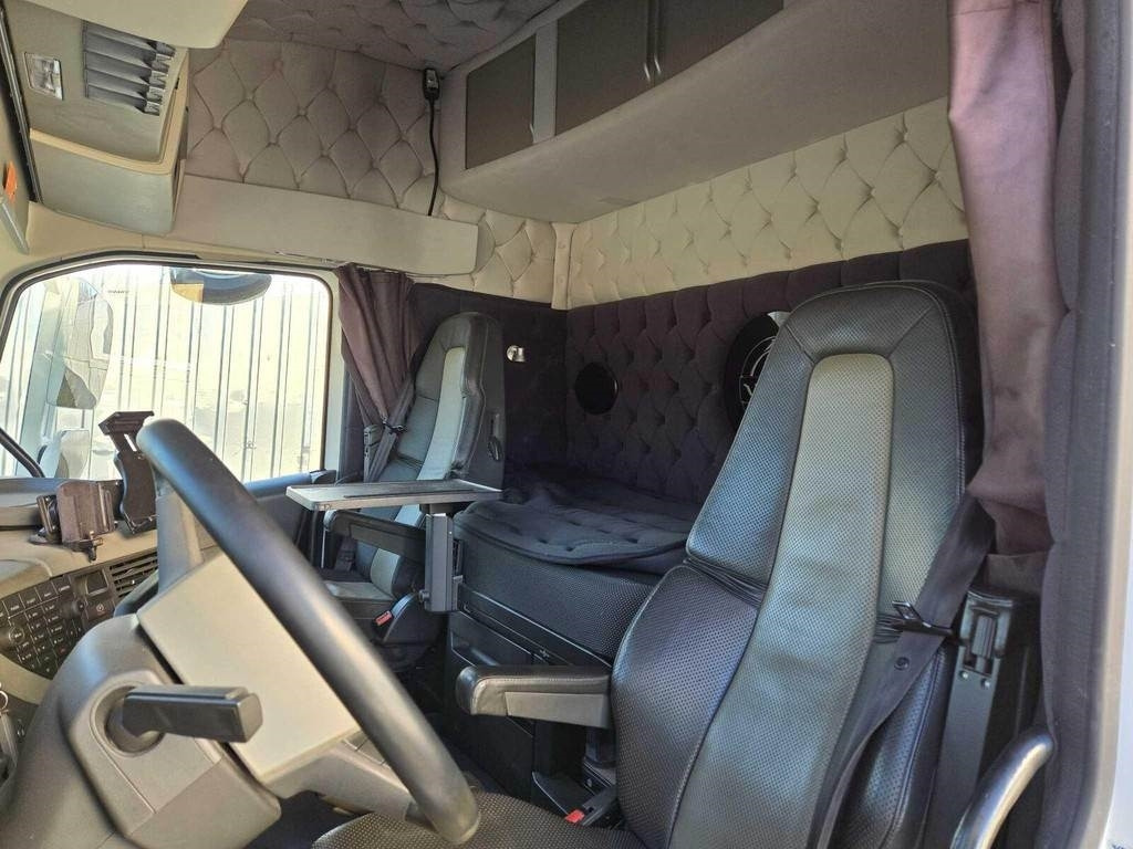 Xe tải khung gầm Volvo FH540 8X4 CHASSY: hình 8