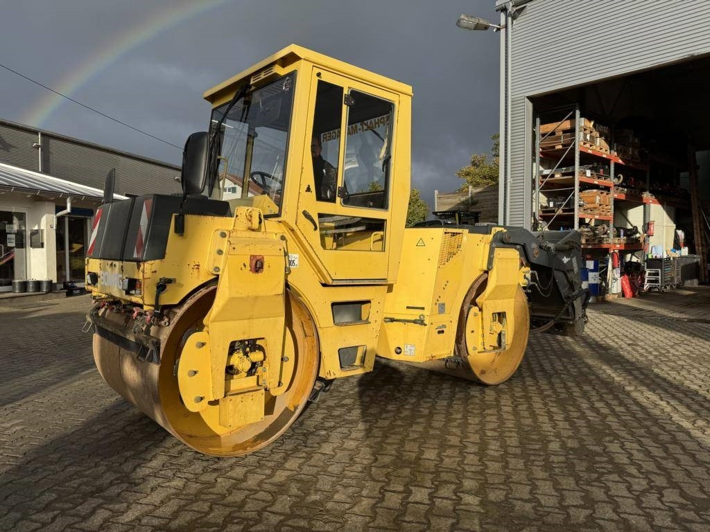 Bomag BW 144 AD-2 mit Splittstreuer BS180 - Máy lăn đường: hình 1 Bomag BW 144 AD-2 mit Splittstreuer BS180 - Máy lăn đường: hình 1