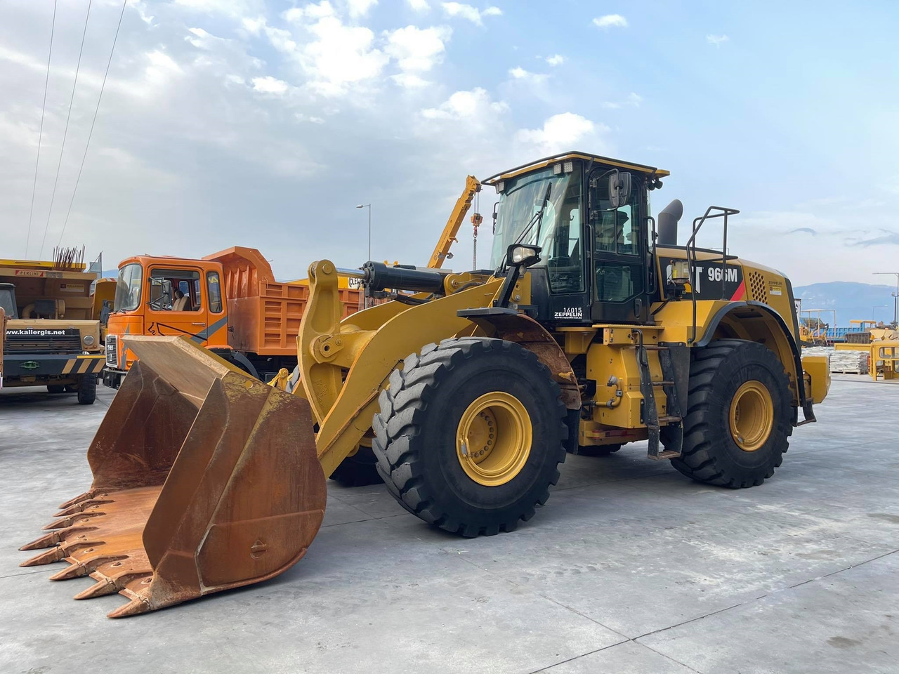 CAT 966M - Máy xúc lật bánh lốp: hình 2 CAT 966M - Máy xúc lật bánh lốp: hình 2