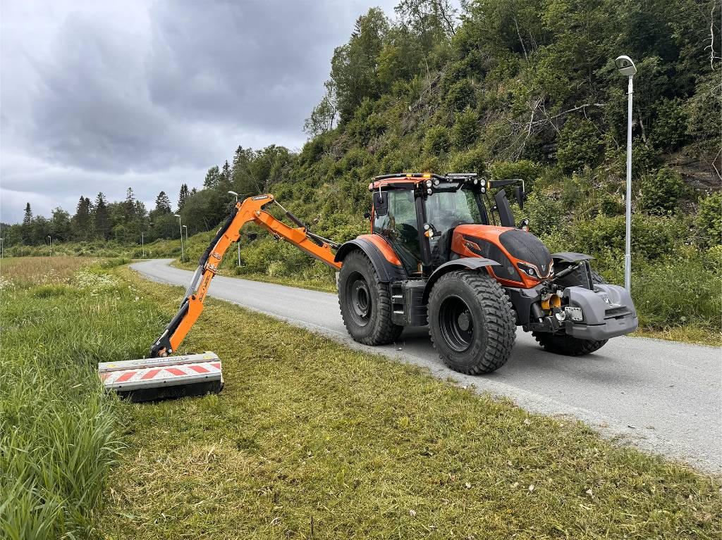 Valtra N175 V inkl. Noremat armklipper kantslåttløsning - Máy cày: hình 1 Valtra N175 V inkl. Noremat armklipper kantslåttløsning - Máy cày: hình 1