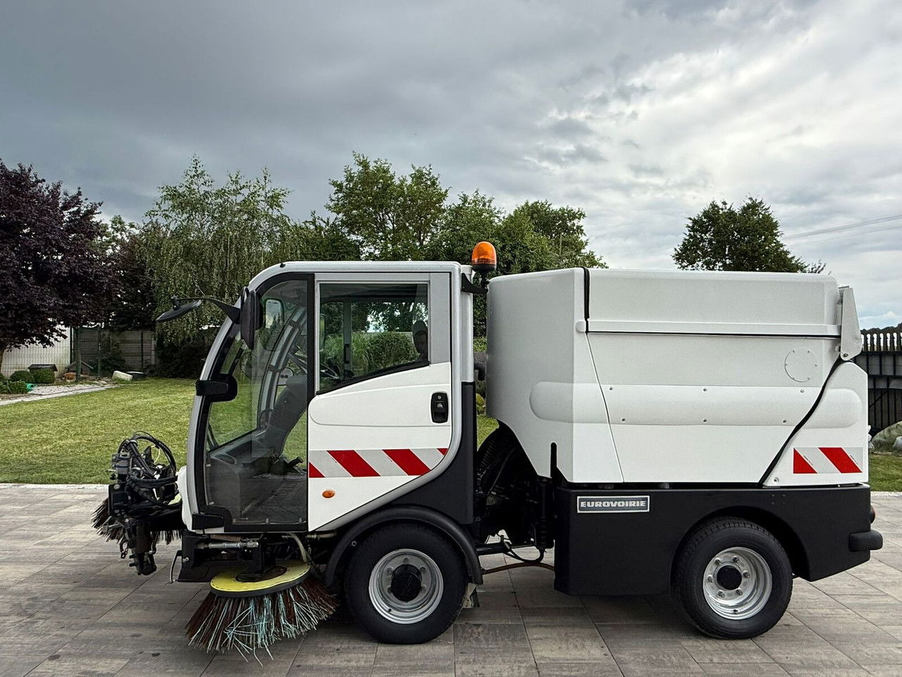 Bucher CityCat 2020 Zamiatarka 3 szczotki Klimatyzacja Ka mera cofania - Xe quét đường: hình 5 Bucher CityCat 2020 Zamiatarka 3 szczotki Klimatyzacja Ka mera cofania - Xe quét đường: hình 5