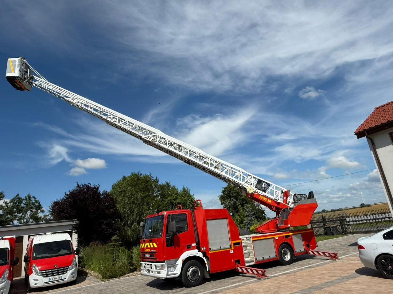Iveco Eurocargo 130E24 30metrów Podnośnik koszowy zwyżka - Nền bục trên không gắn trên xe tải: hình 3 Iveco Eurocargo 130E24 30metrów Podnośnik koszowy zwyżka - Nền bục trên không gắn trên xe tải: hình 3