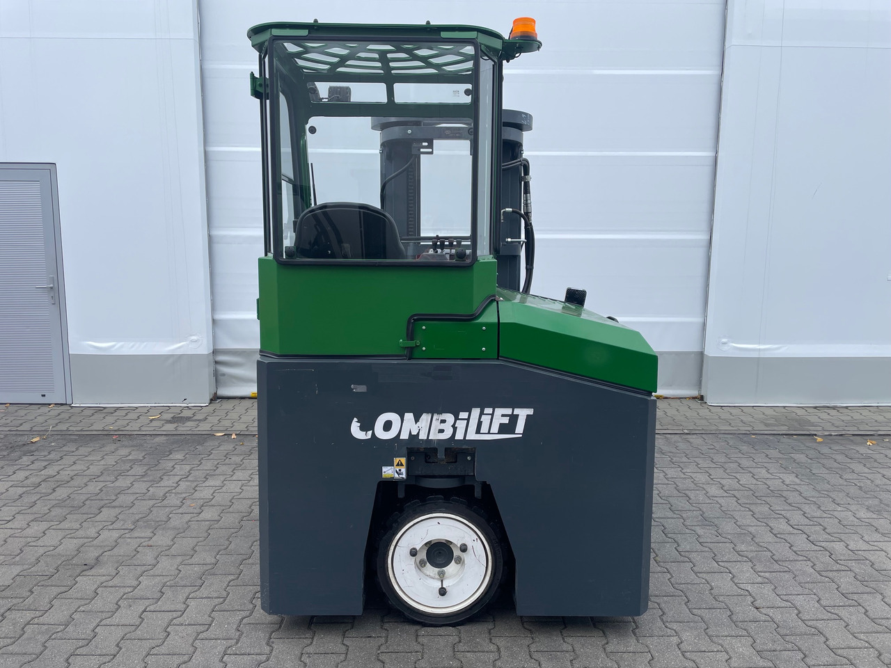 Combilift CBE 2500 - Xe tải tiếp cận 4 hướng: hình 4 Combilift CBE 2500 - Xe tải tiếp cận 4 hướng: hình 4