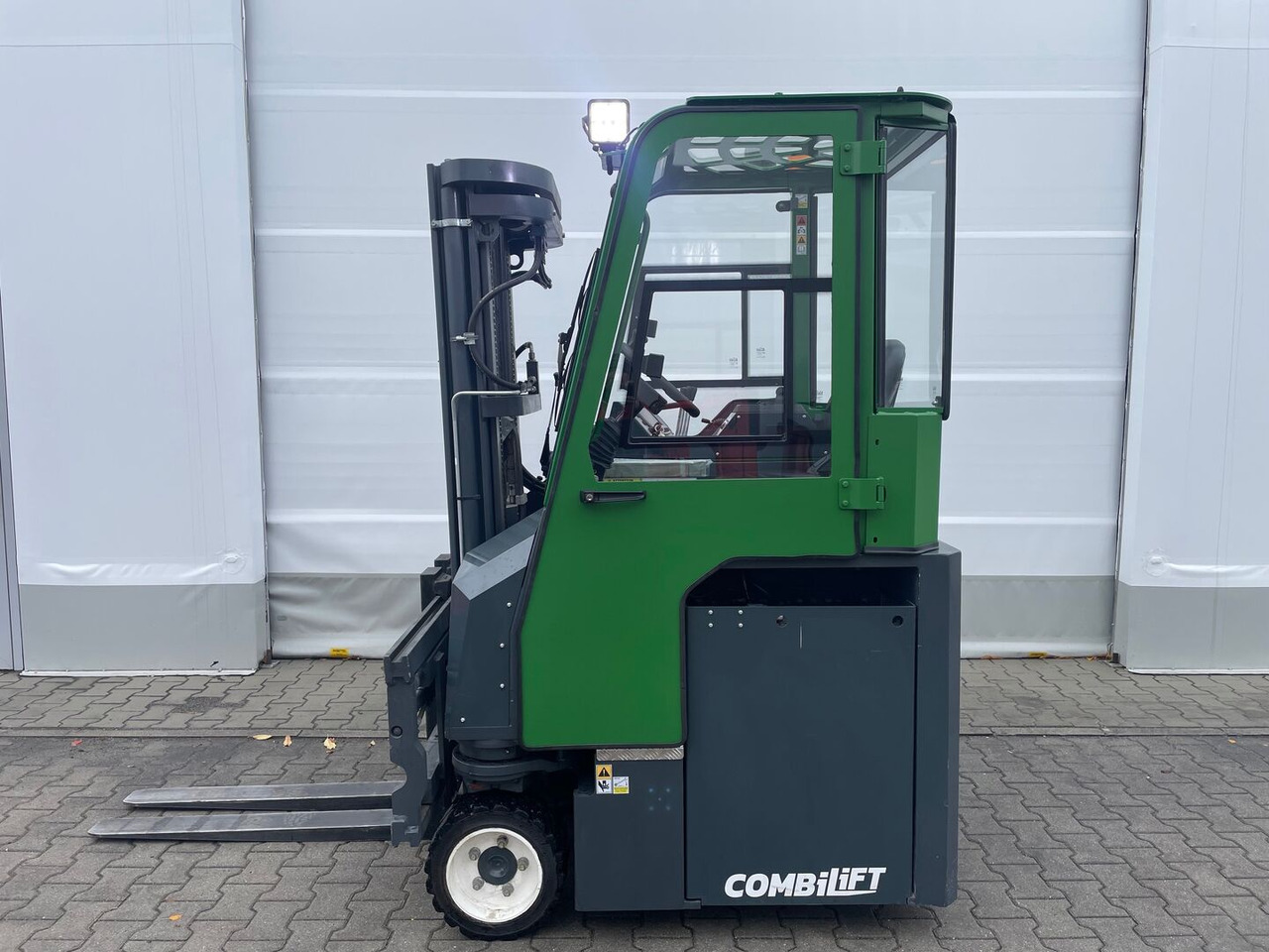 Combilift CBE 2500 - Xe tải tiếp cận 4 hướng: hình 1 Combilift CBE 2500 - Xe tải tiếp cận 4 hướng: hình 1