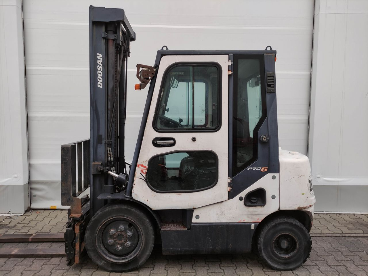 Doosan D25S-5 - Xe nâng diesel: hình 1 Doosan D25S-5 - Xe nâng diesel: hình 1