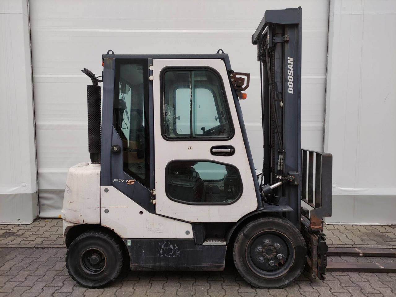 Doosan D25S-5 - Xe nâng diesel: hình 2 Doosan D25S-5 - Xe nâng diesel: hình 2