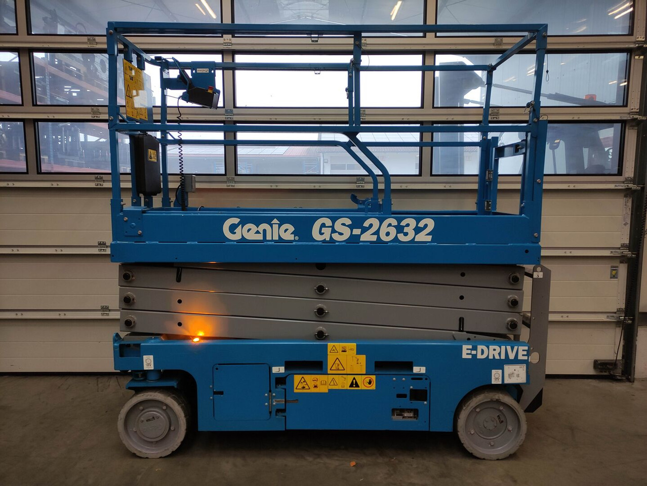 Genie GS2632 - Máy nâng người hình kéo: hình 1 Genie GS2632 - Máy nâng người hình kéo: hình 1