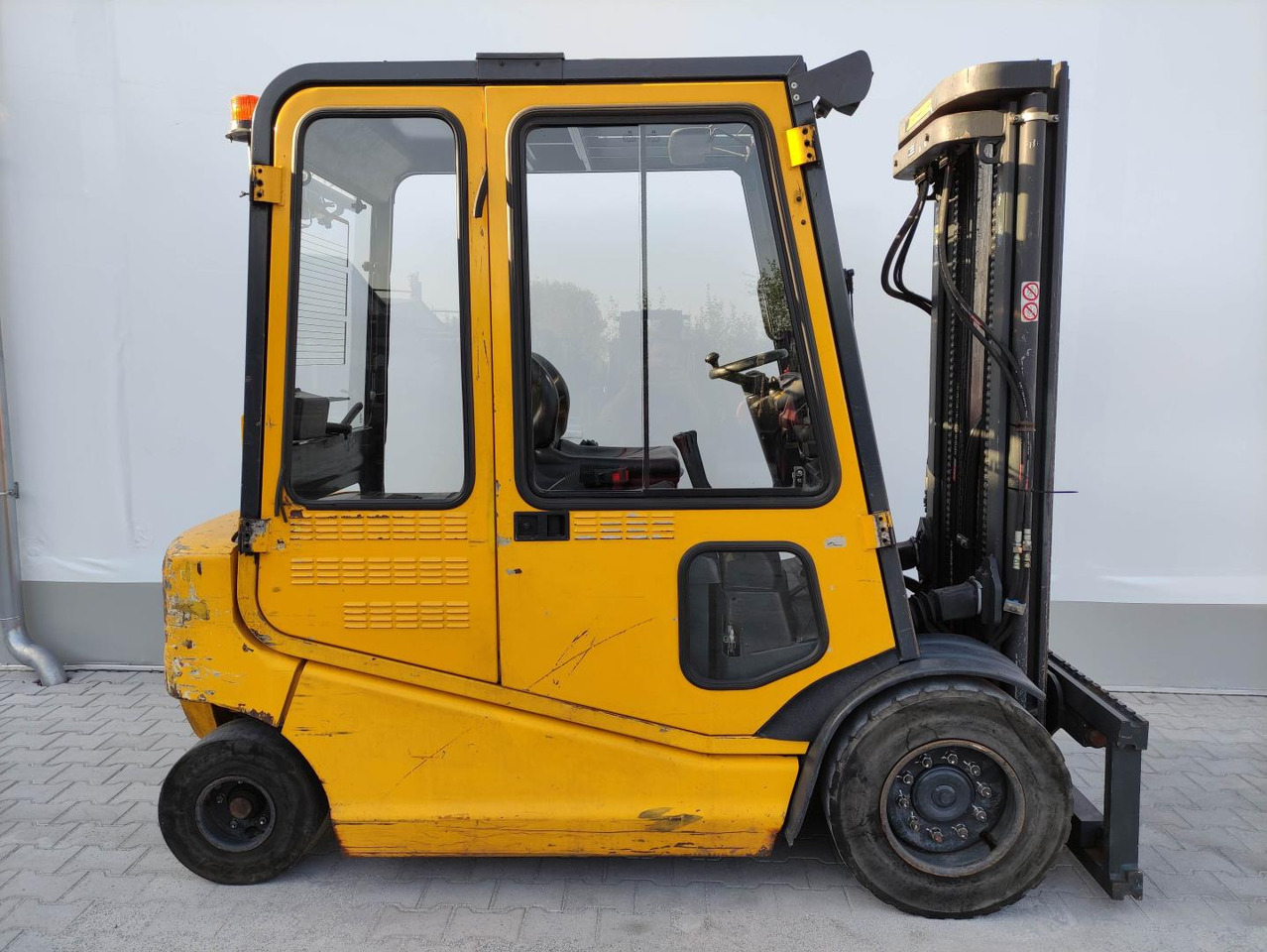 OM-Pimespo XE40 - Xe nâng điện: hình 2 OM-Pimespo XE40 - Xe nâng điện: hình 2