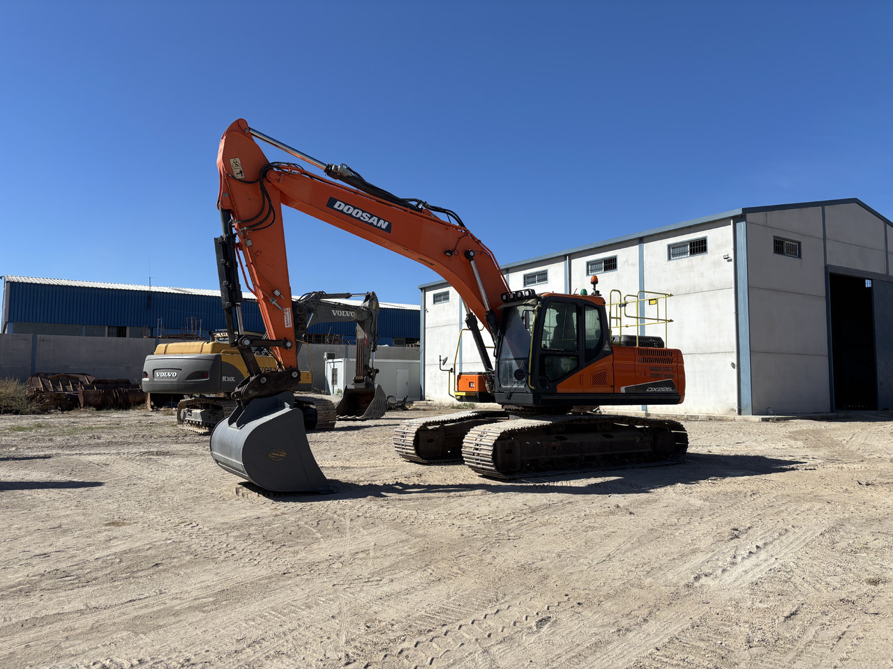 DOOSAN DX225-5 - Máy xúc bánh xích: hình 1 DOOSAN DX225-5 - Máy xúc bánh xích: hình 1