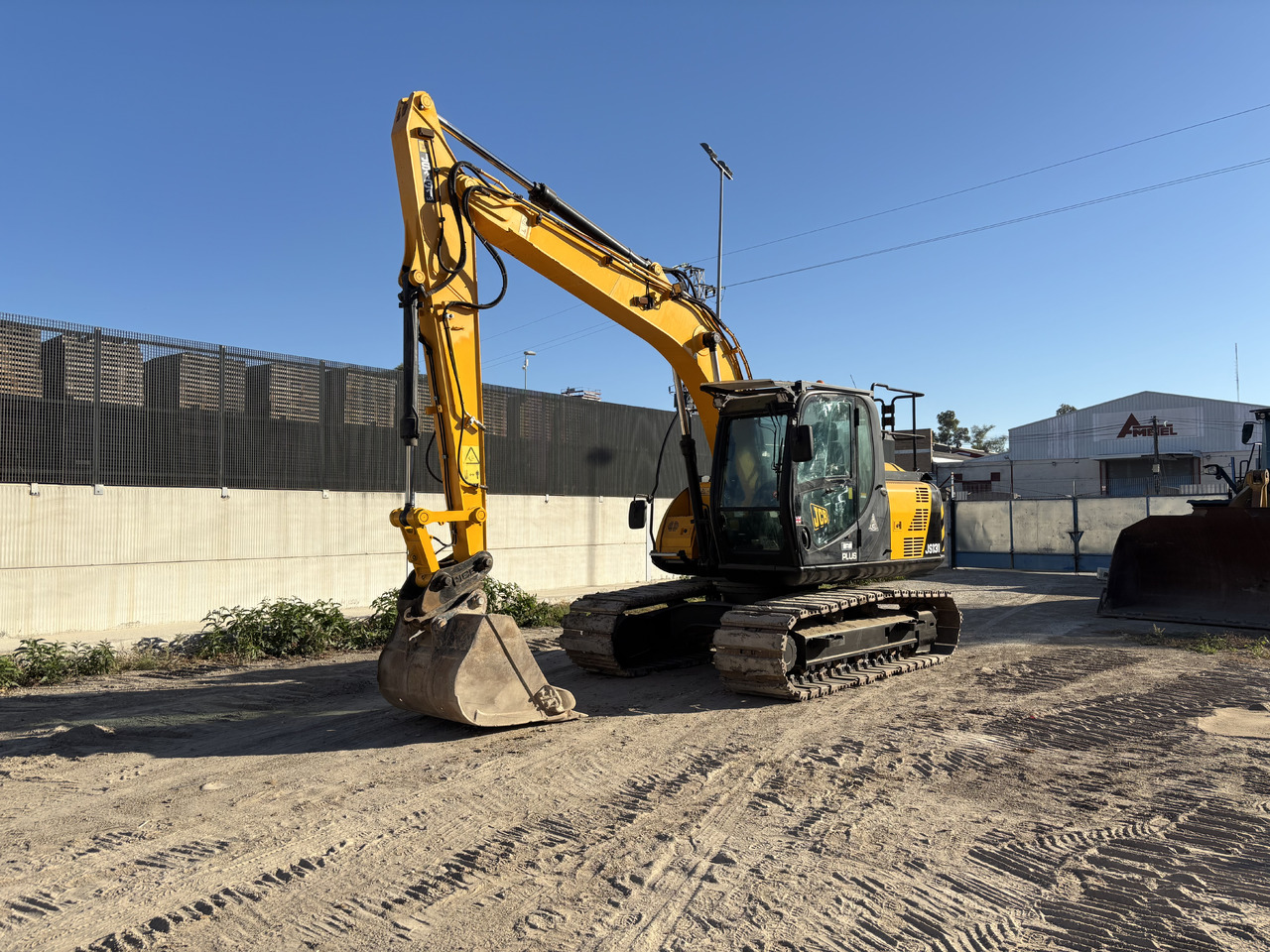 JCB JS131LC - Máy xúc bánh xích: hình 1 JCB JS131LC - Máy xúc bánh xích: hình 1