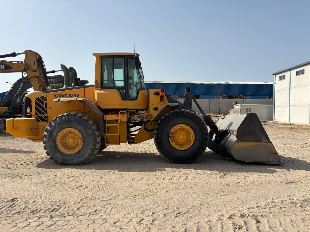 VOLVO L-120F - Máy xúc lật bánh lốp: hình 1 VOLVO L-120F - Máy xúc lật bánh lốp: hình 1