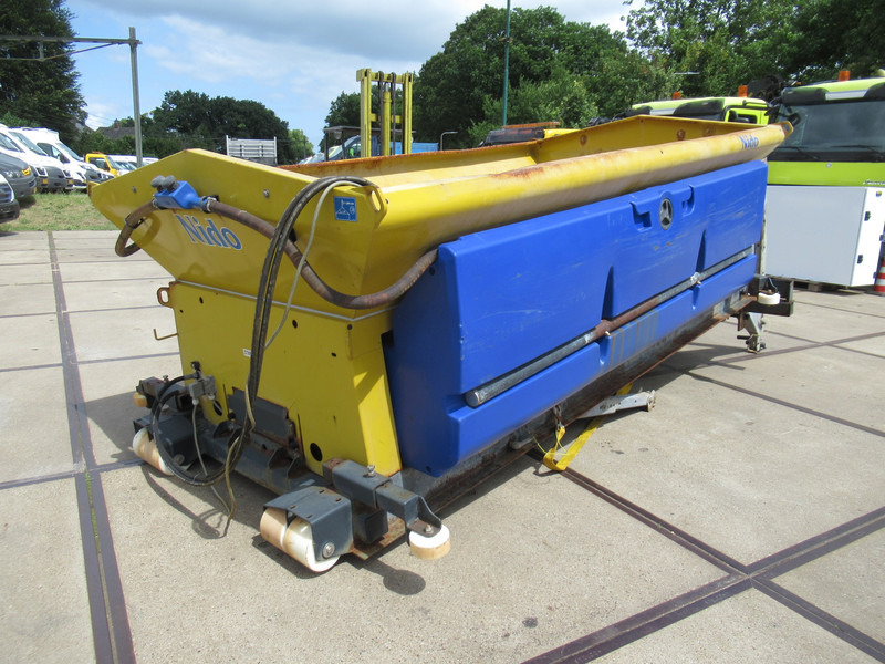 NIDO STRATOS B40-36 VCLN-490 4 M3 + 2.200L Salzstreuer HYDRO Saltspreader - Máy dàn trải cát/ Muối: hình 2 NIDO STRATOS B40-36 VCLN-490 4 M3 + 2.200L Salzstreuer HYDRO Saltspreader - Máy dàn trải cát/ Muối: hình 2