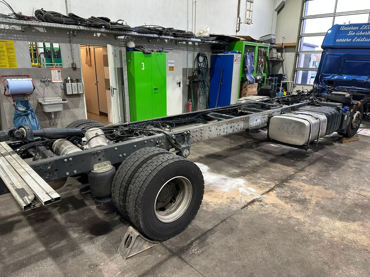 Iveco 110EL25 Unfallchassis ohne Motor/Getriebe - Xe tải khung gầm: hình 1 Iveco 110EL25 Unfallchassis ohne Motor/Getriebe - Xe tải khung gầm: hình 1