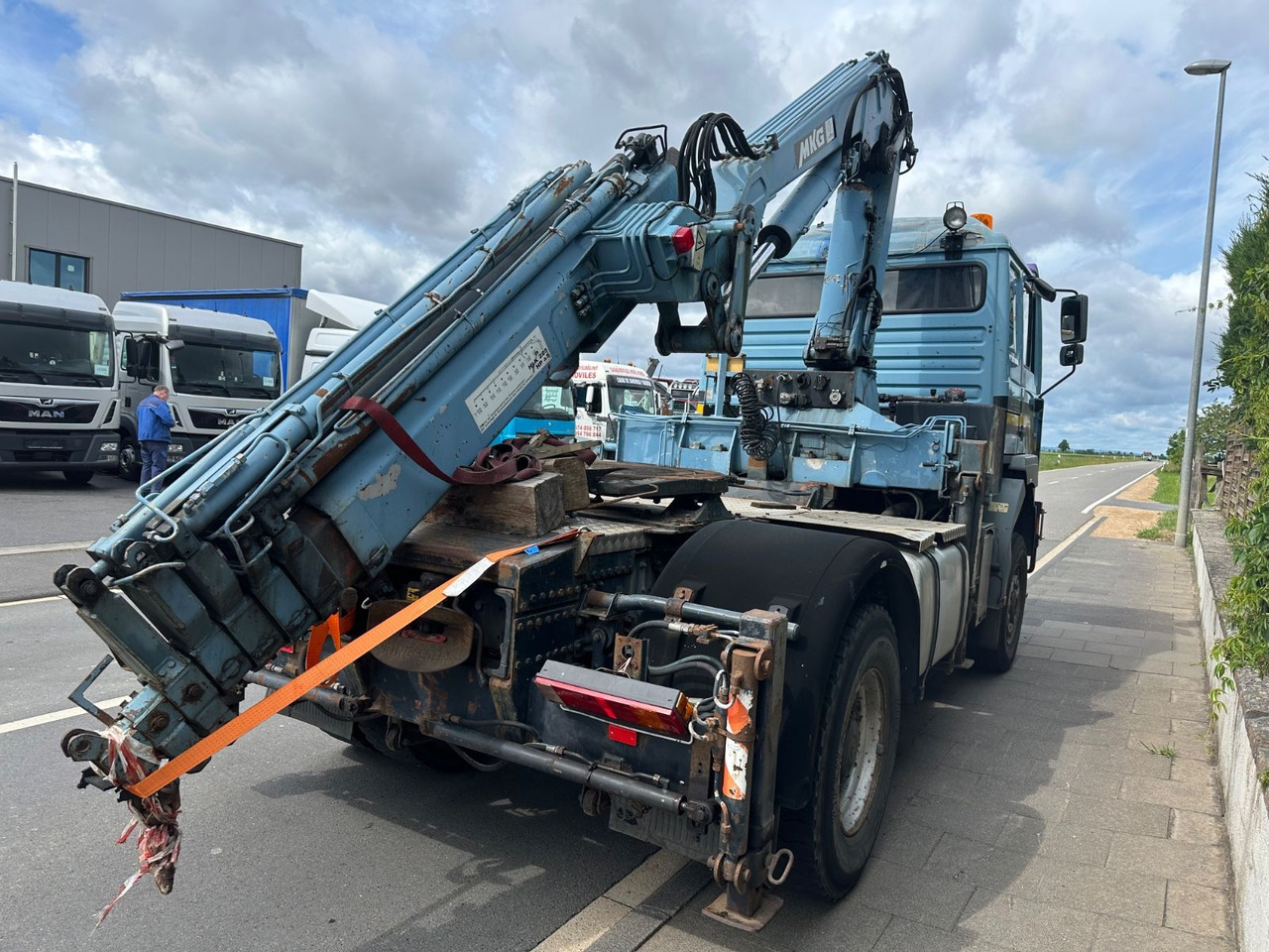 MAN F2000/19.464/4x4/defect crane/AHK - Xe đầu kéo: hình 4 MAN F2000/19.464/4x4/defect crane/AHK - Xe đầu kéo: hình 4