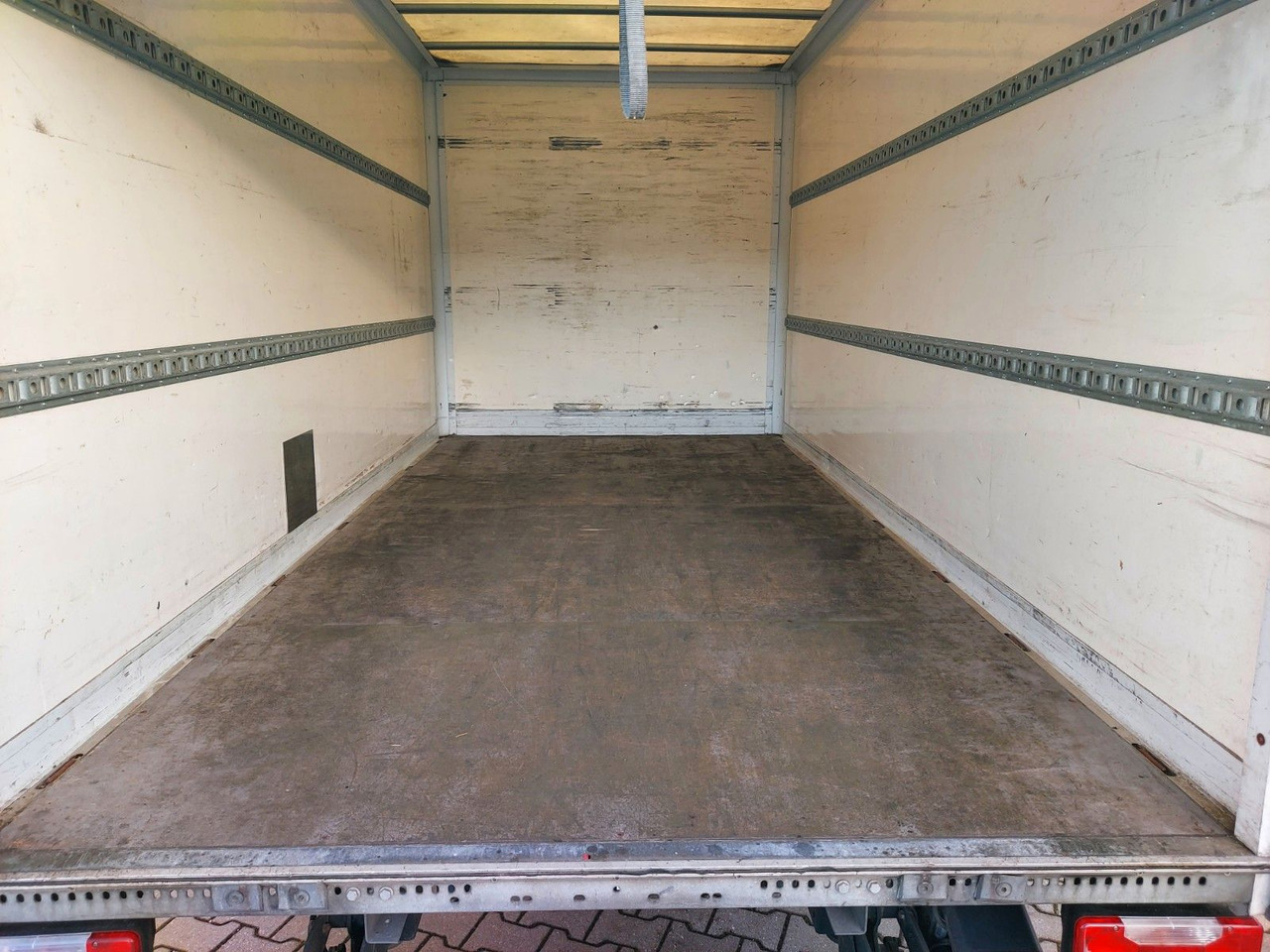 Iveco Daily 35s16 KOFFER LBW KLIMA - Xe tải nhỏ thùng kín: hình 4 Iveco Daily 35s16 KOFFER LBW KLIMA - Xe tải nhỏ thùng kín: hình 4