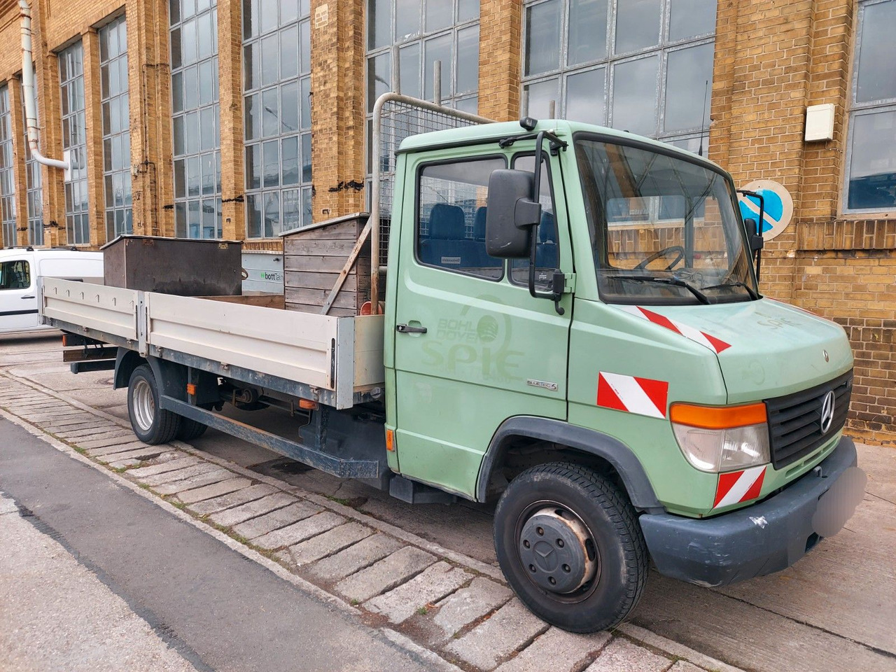 Mercedes-Benz Vario 613D Pritsche lang extralang - Xe tải nhỏ phẳng: hình 1 Mercedes-Benz Vario 613D Pritsche lang extralang - Xe tải nhỏ phẳng: hình 1