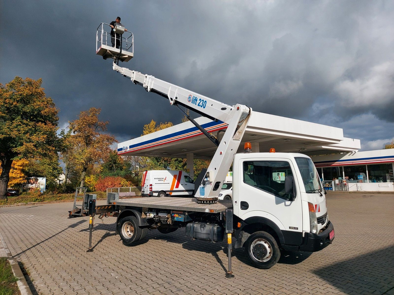 Nissan CABSTAR 35.11 HUBARBEITSBÜHNE LIFT 23 METER NEU - Nền bục trên không gắn trên xe tải: hình 1 Nissan CABSTAR 35.11 HUBARBEITSBÜHNE LIFT 23 METER NEU - Nền bục trên không gắn trên xe tải: hình 1
