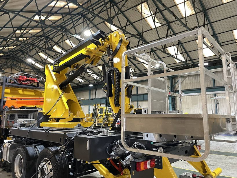 Inbiuro Mercedes Econic - Nền bục trên không gắn trên xe tải: hình 1 Inbiuro Mercedes Econic - Nền bục trên không gắn trên xe tải: hình 1