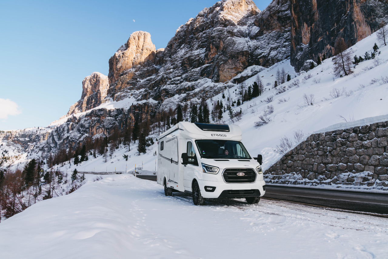 Etrusco T 7.3 QCF - Xe cắm trại bán tích hợp: hình 1 Etrusco T 7.3 QCF - Xe cắm trại bán tích hợp: hình 1