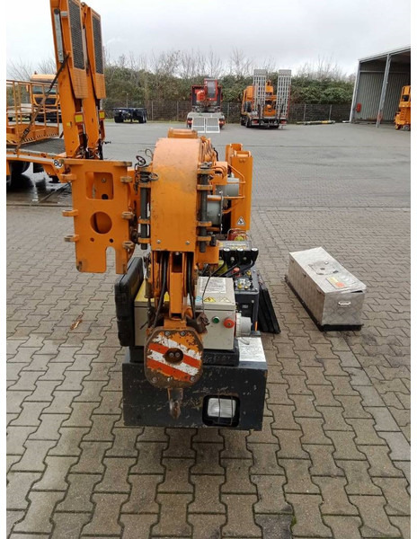 UNIC B-350 1 - Cẩu chân nhện: hình 4 UNIC B-350 1 - Cẩu chân nhện: hình 4