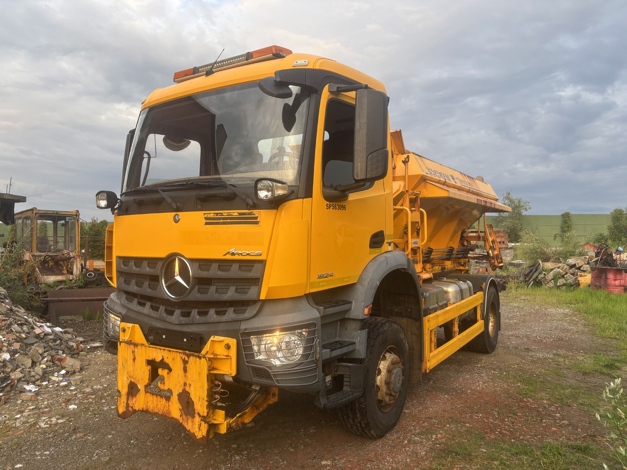 Mercedes AROCS 1824 4X4 GRITTER/SPREADER/PLOUGH - Xe dọn tuyết: hình 4 Mercedes AROCS 1824 4X4 GRITTER/SPREADER/PLOUGH - Xe dọn tuyết: hình 4