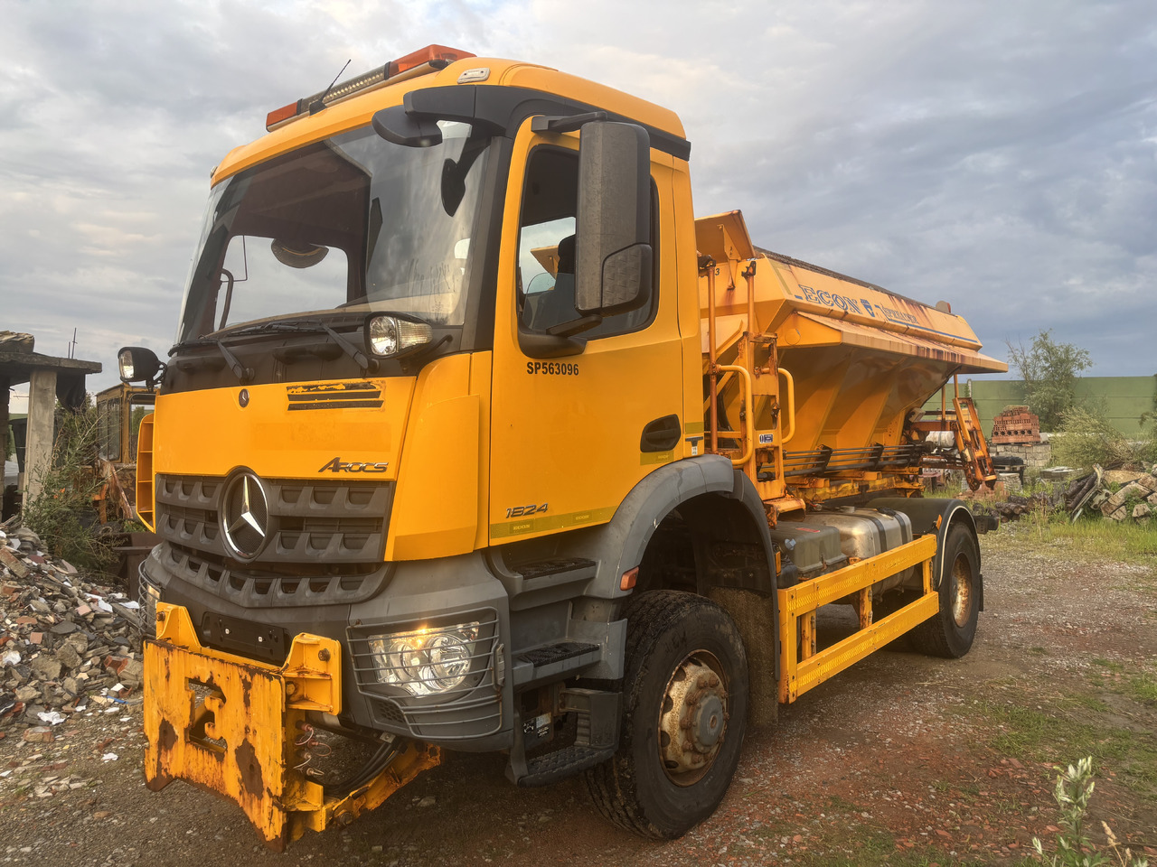 Mercedes AROCS 1824 4X4 GRITTER/SPREADER/PLOUGH - Xe dọn tuyết: hình 5 Mercedes AROCS 1824 4X4 GRITTER/SPREADER/PLOUGH - Xe dọn tuyết: hình 5