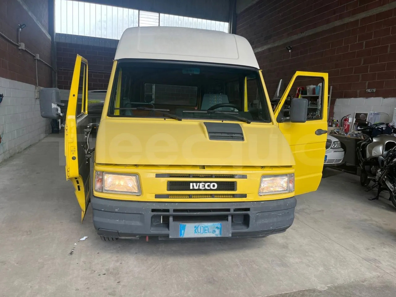Iveco Daily - Xe buýt trường học: hình 2 Iveco Daily - Xe buýt trường học: hình 2