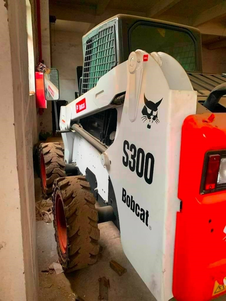 Bobcat S 300 - Máy xúc lật đa năng: hình 4 Bobcat S 300 - Máy xúc lật đa năng: hình 4