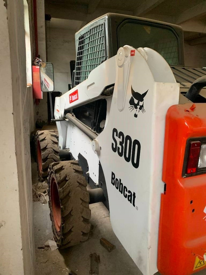 Bobcat S 300 - Máy xúc lật đa năng: hình 4 Bobcat S 300 - Máy xúc lật đa năng: hình 4