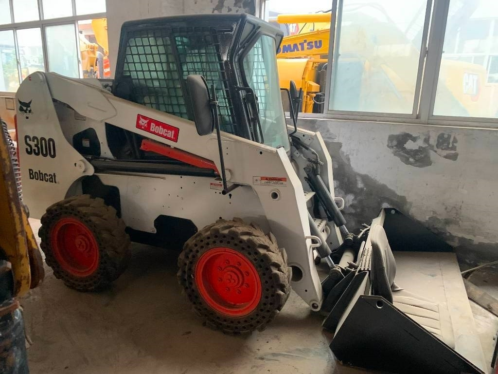 Bobcat S 300 - Máy xúc lật đa năng: hình 1 Bobcat S 300 - Máy xúc lật đa năng: hình 1
