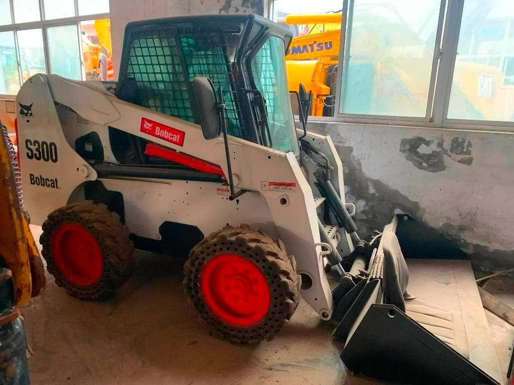 Bobcat S 300 - Máy xúc lật đa năng: hình 5 Bobcat S 300 - Máy xúc lật đa năng: hình 5