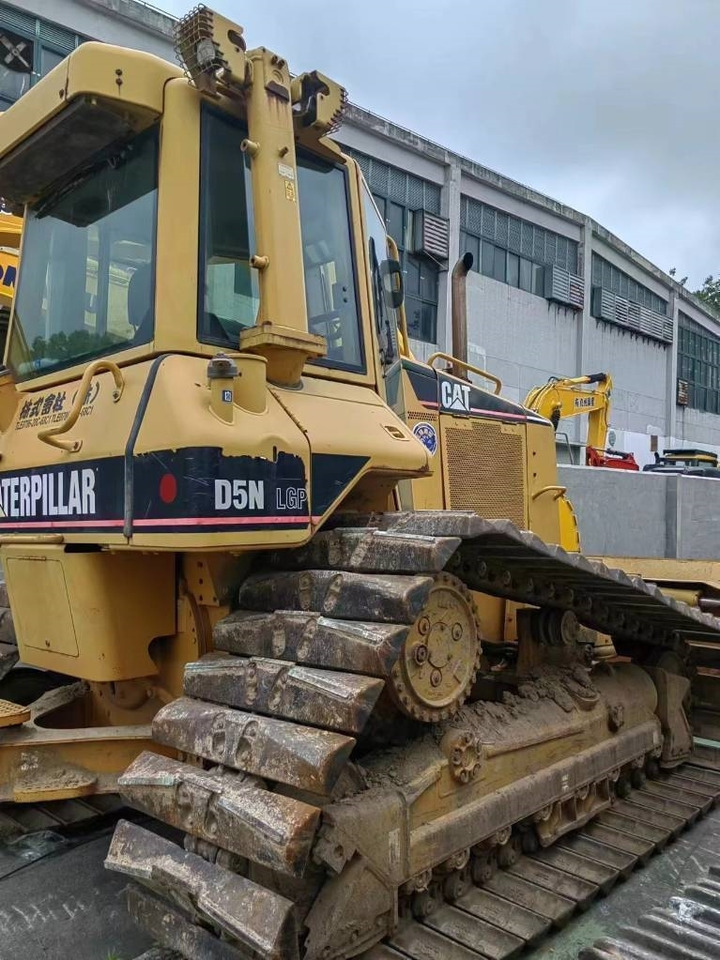 CAT D5N - Máy ủi: hình 3 CAT D5N - Máy ủi: hình 3