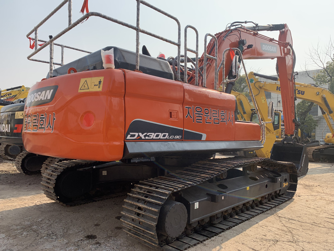 DOOSAN DX300LC-9C - Máy xúc bánh lốp: hình 1 DOOSAN DX300LC-9C - Máy xúc bánh lốp: hình 1