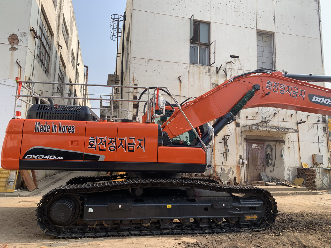 DOOSAN DX340LC - Máy xúc bánh lốp: hình 1 DOOSAN DX340LC - Máy xúc bánh lốp: hình 1