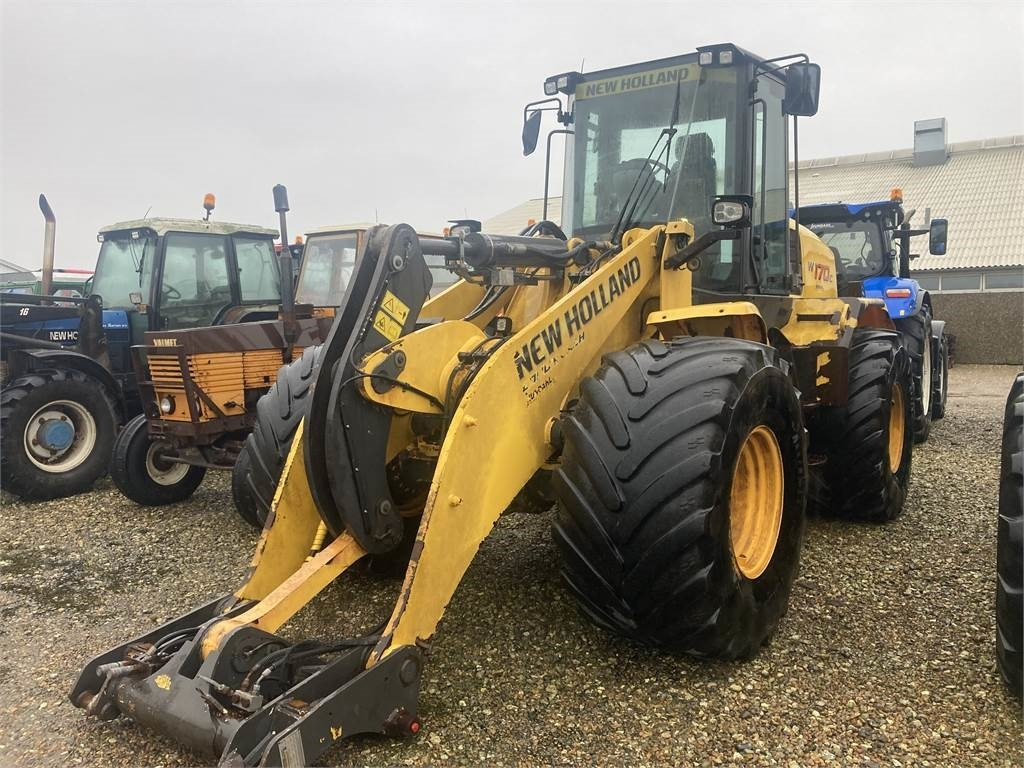 New Holland W170C LR T4B - Máy xúc lật bánh lốp: hình 1 New Holland W170C LR T4B - Máy xúc lật bánh lốp: hình 1