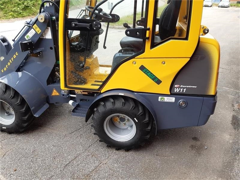 Eurotrac W11 med lang arm, førerhus, skovl og gafler - Máy xúc lật mini gấp khúc: hình 5 Eurotrac W11 med lang arm, førerhus, skovl og gafler - Máy xúc lật mini gấp khúc: hình 5