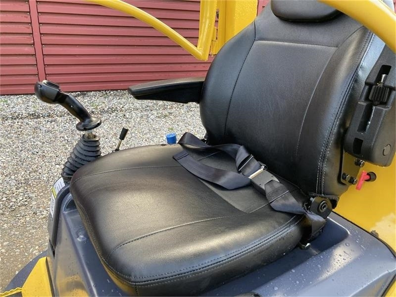 Eurotrac W11 med lang arm, skovl og gafler - Máy xúc lật mini gấp khúc: hình 4 Eurotrac W11 med lang arm, skovl og gafler - Máy xúc lật mini gấp khúc: hình 4